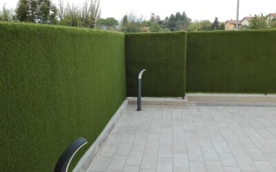 Giardino verticale con erba sintetica